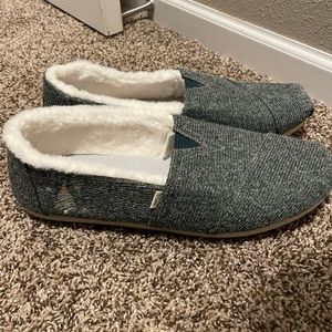 TOMS slippers